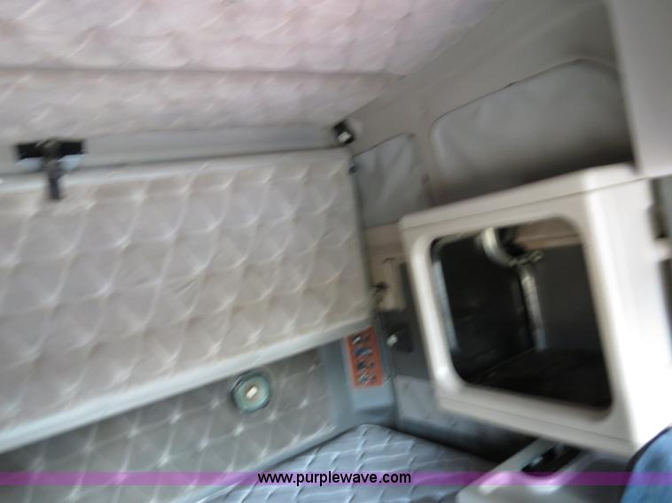 image for item B4597 2001 International 9200i semi truck