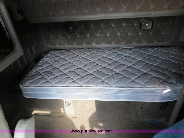 image for item B4597 2001 International 9200i semi truck