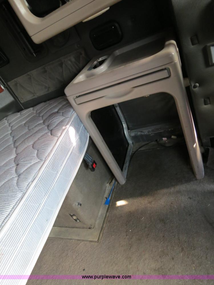 image for item B4597 2001 International 9200i semi truck