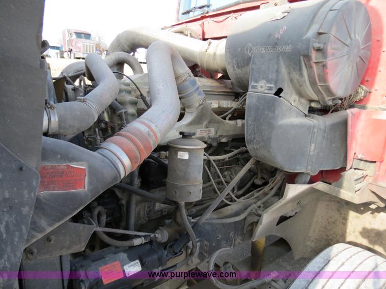 image for item B4597 2001 International 9200i semi truck