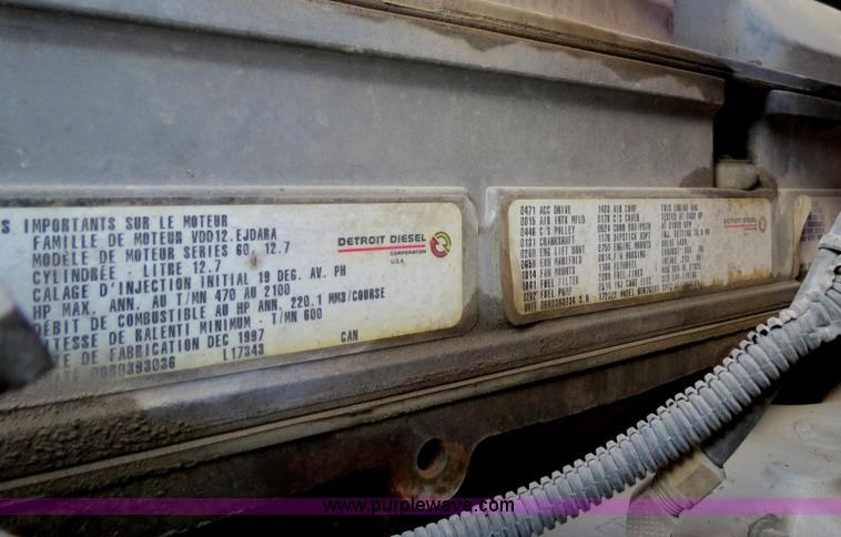 image for item B4597 2001 International 9200i semi truck