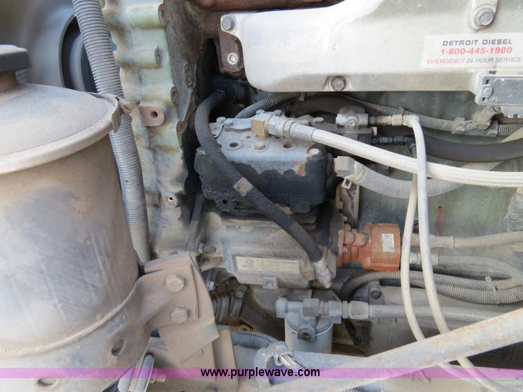 image for item B4597 2001 International 9200i semi truck