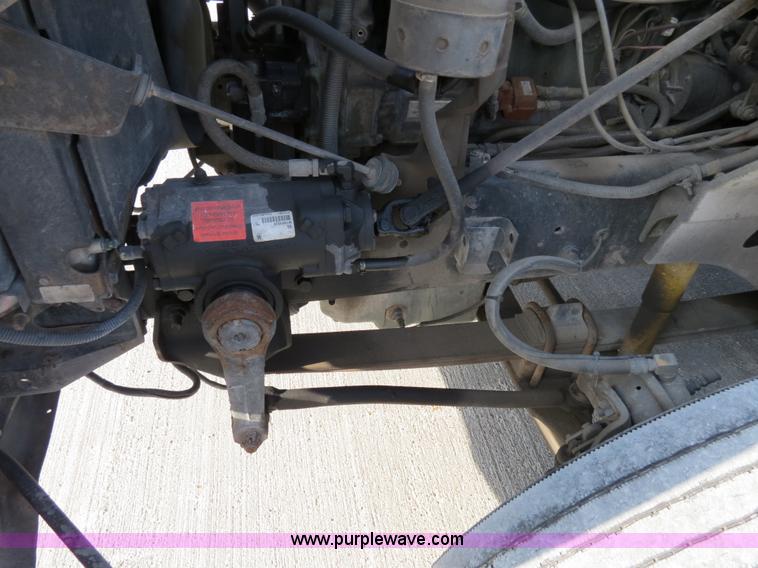 image for item B4597 2001 International 9200i semi truck