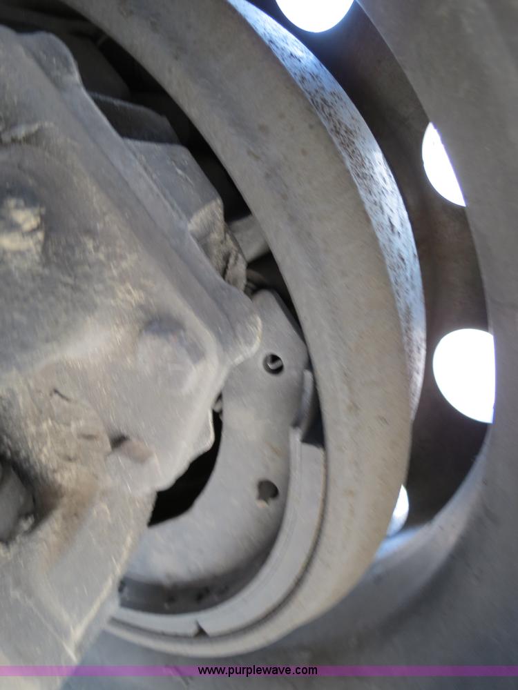 image for item B4597 2001 International 9200i semi truck