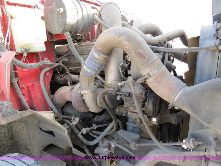 image for item B4597 2001 International 9200i semi truck