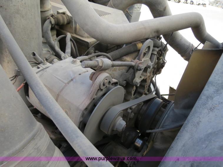 image for item B4597 2001 International 9200i semi truck