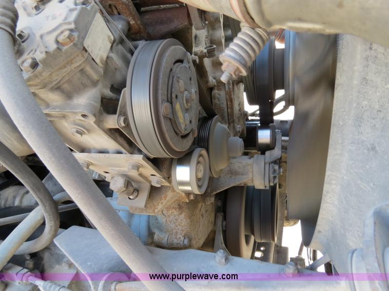 image for item B4597 2001 International 9200i semi truck