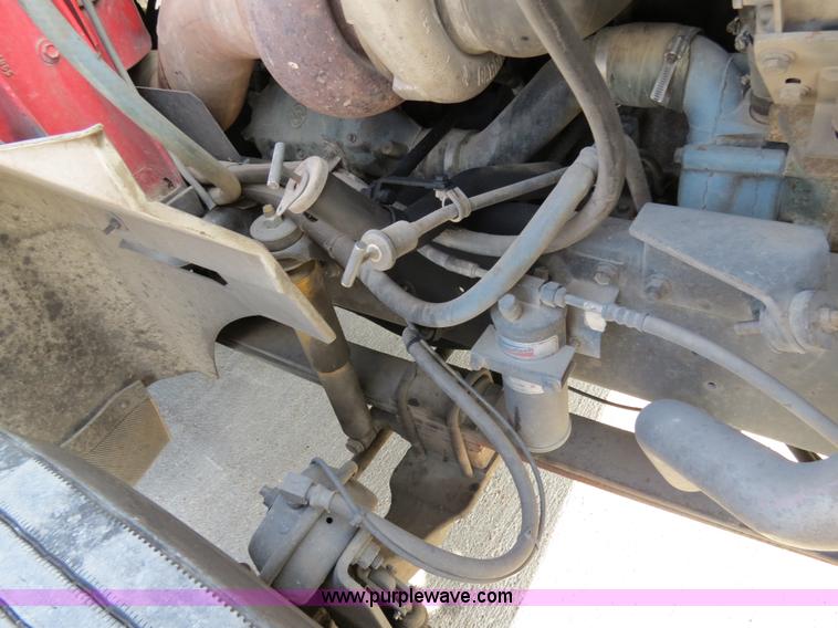 image for item B4597 2001 International 9200i semi truck