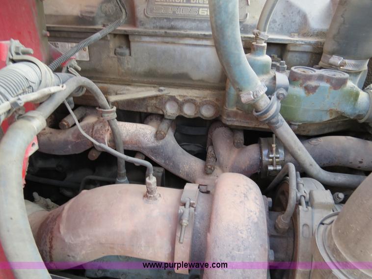 image for item B4597 2001 International 9200i semi truck