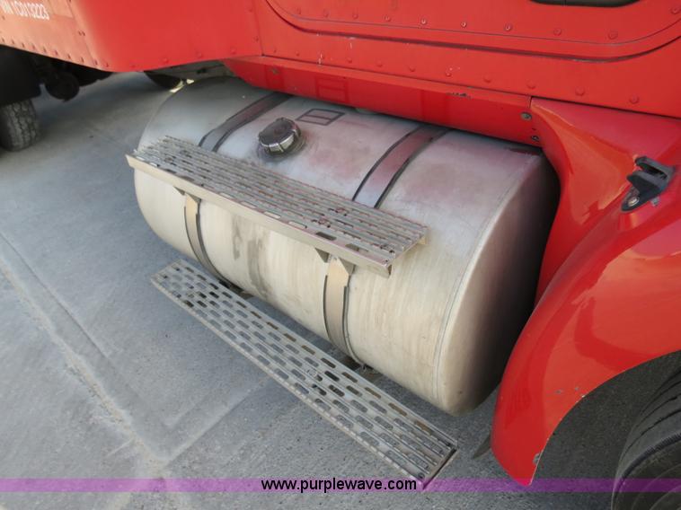 image for item B4597 2001 International 9200i semi truck