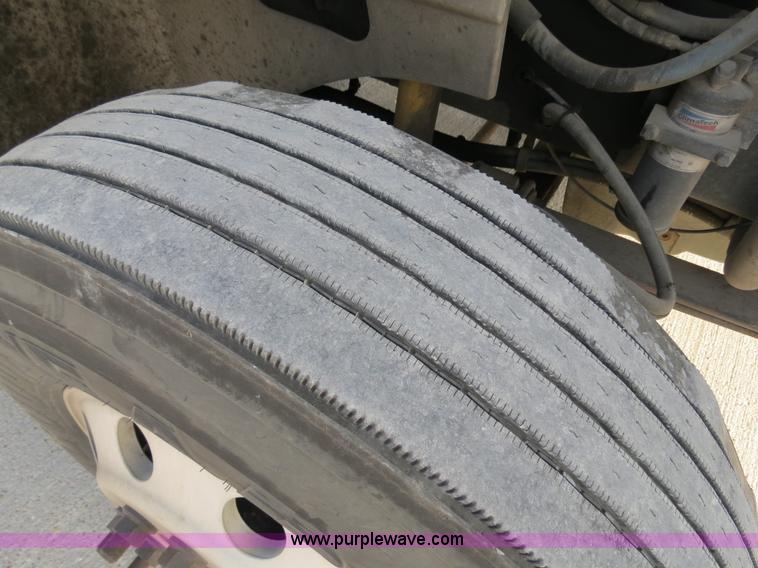 image for item B4597 2001 International 9200i semi truck