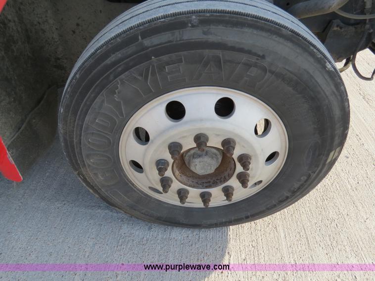 image for item B4597 2001 International 9200i semi truck