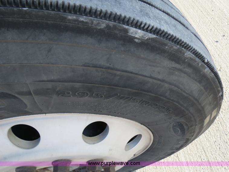 image for item B4597 2001 International 9200i semi truck