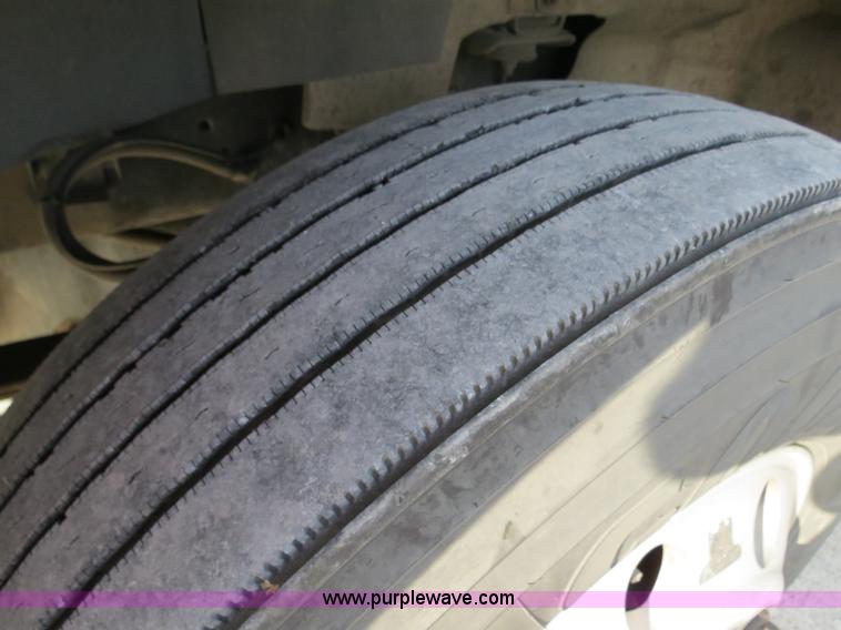 image for item B4597 2001 International 9200i semi truck