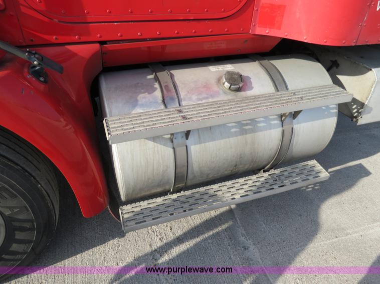 image for item B4597 2001 International 9200i semi truck