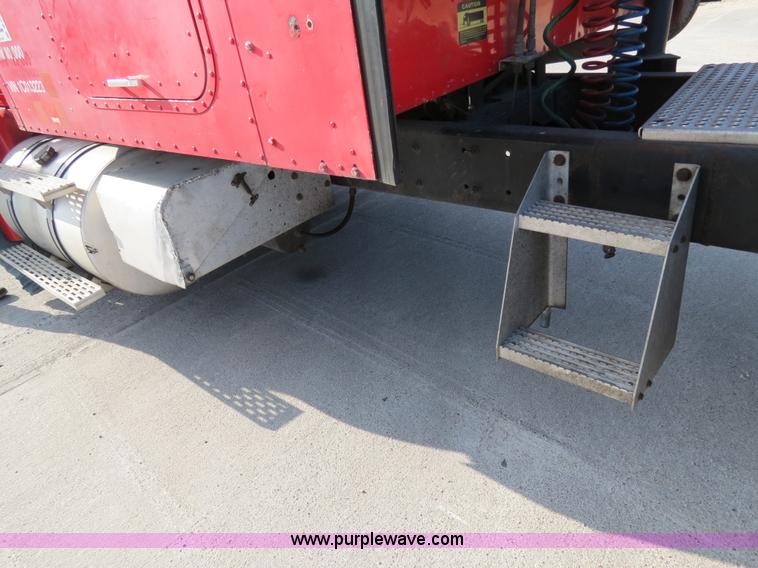 image for item B4597 2001 International 9200i semi truck