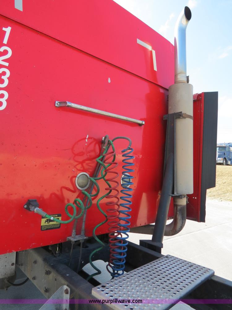 image for item B4597 2001 International 9200i semi truck