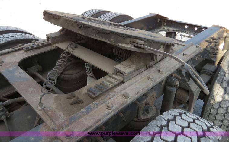 image for item B4597 2001 International 9200i semi truck