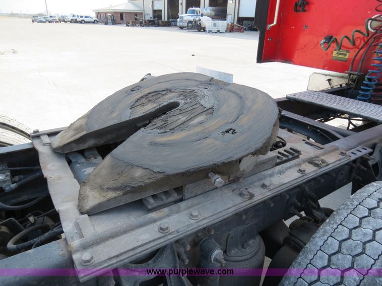 image for item B4597 2001 International 9200i semi truck