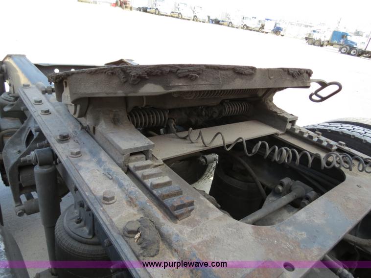 image for item B4597 2001 International 9200i semi truck