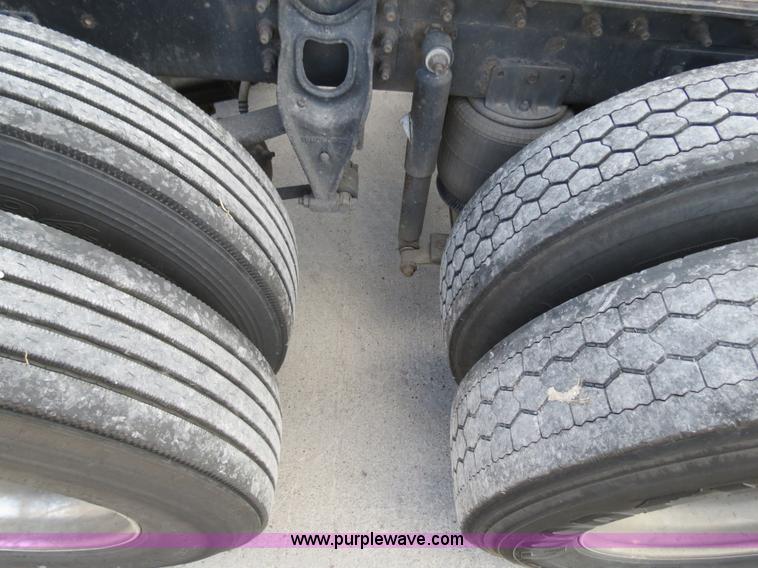 image for item B4597 2001 International 9200i semi truck