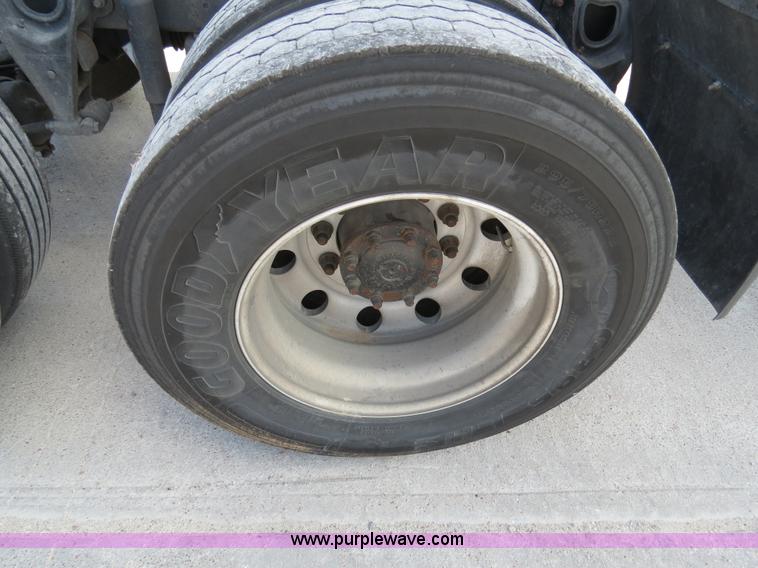 image for item B4597 2001 International 9200i semi truck