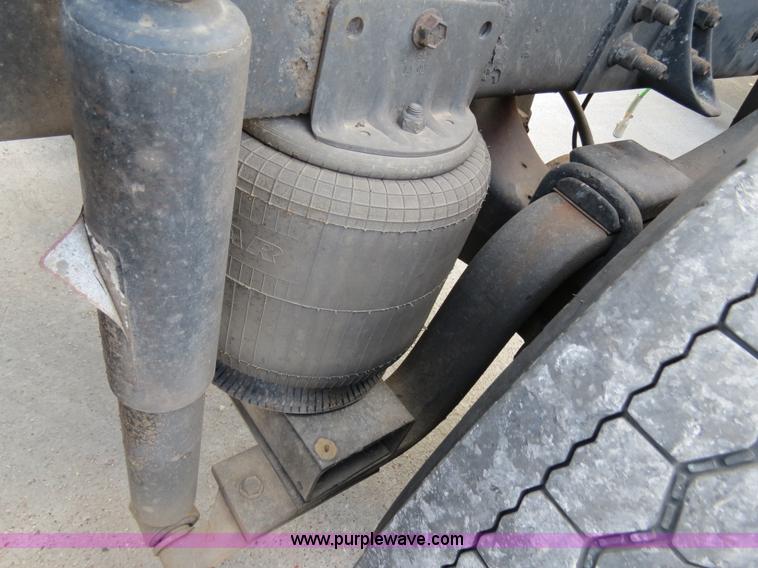 image for item B4597 2001 International 9200i semi truck