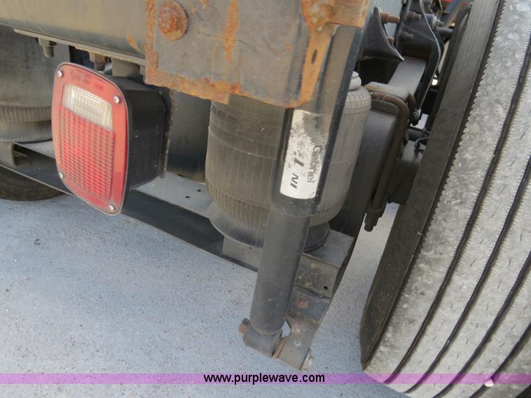 image for item B4597 2001 International 9200i semi truck