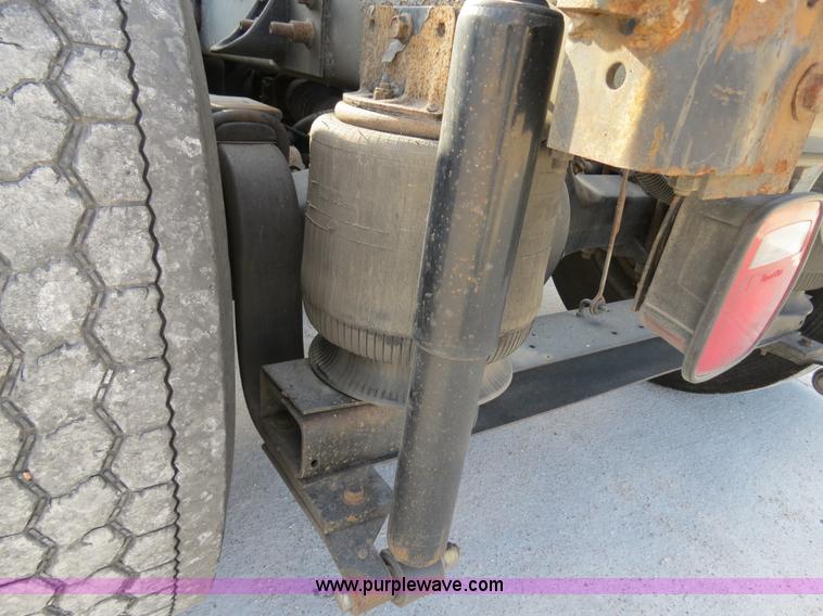 image for item B4597 2001 International 9200i semi truck