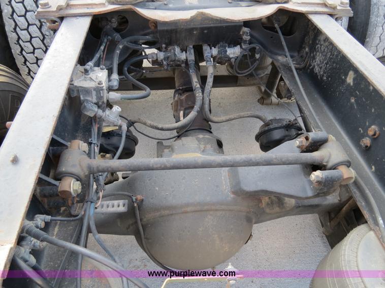 image for item B4597 2001 International 9200i semi truck