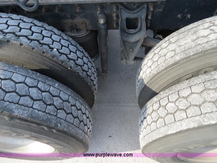 image for item B4597 2001 International 9200i semi truck