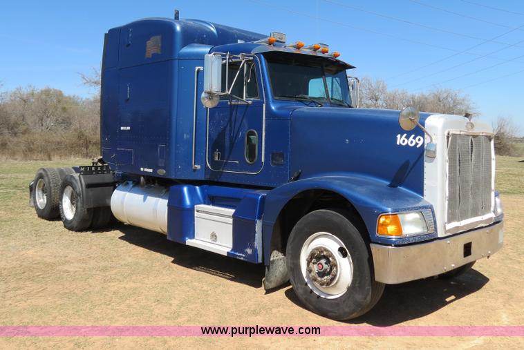 image for item B4662 1998 Peterbilt 377 semi truck
