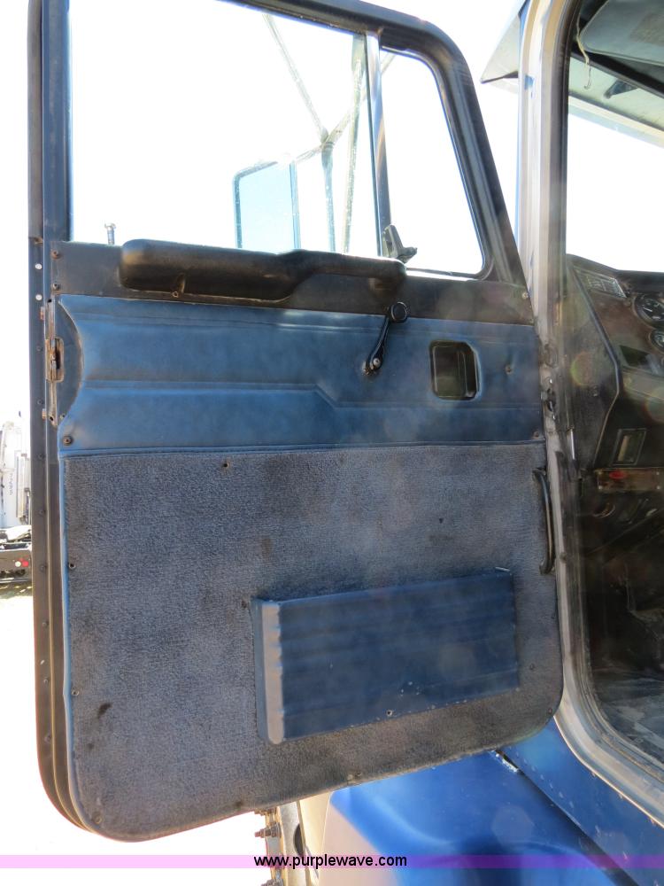 image for item B4662 1998 Peterbilt 377 semi truck