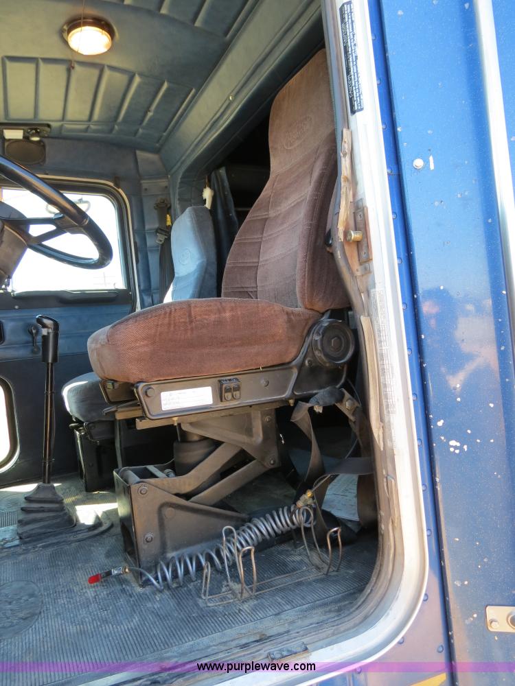 image for item B4662 1998 Peterbilt 377 semi truck