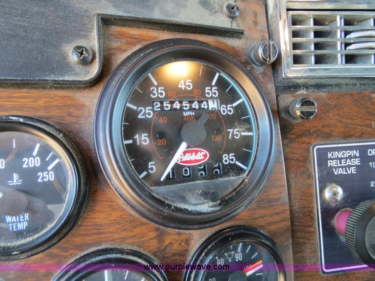 image for item B4662 1998 Peterbilt 377 semi truck