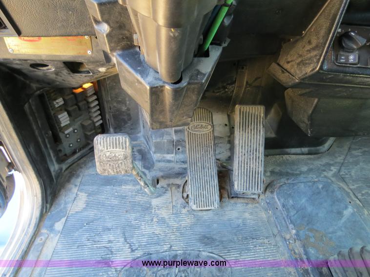 image for item B4662 1998 Peterbilt 377 semi truck