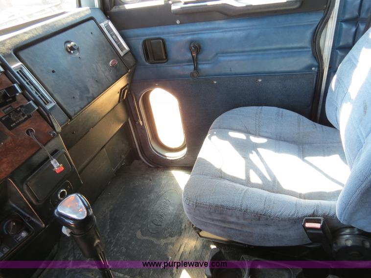 image for item B4662 1998 Peterbilt 377 semi truck