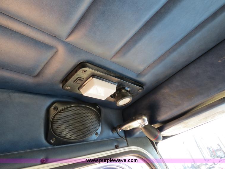 image for item B4662 1998 Peterbilt 377 semi truck