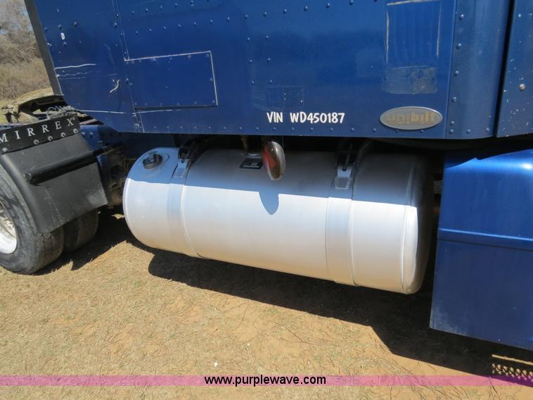 image for item B4662 1998 Peterbilt 377 semi truck