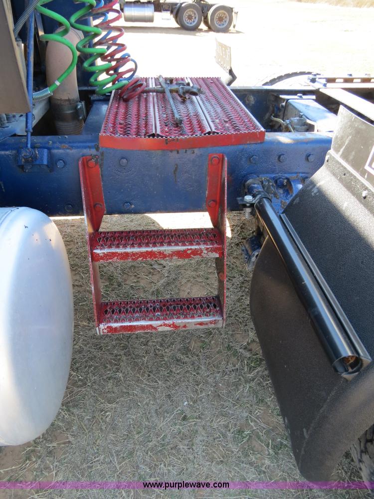 image for item B4662 1998 Peterbilt 377 semi truck