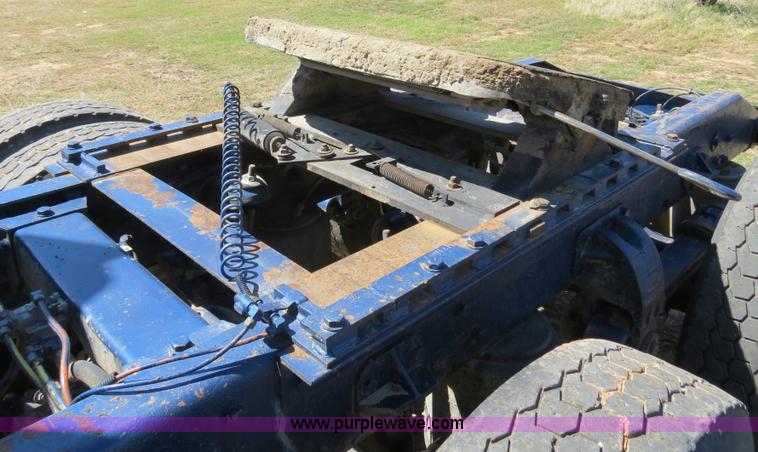 image for item B4662 1998 Peterbilt 377 semi truck