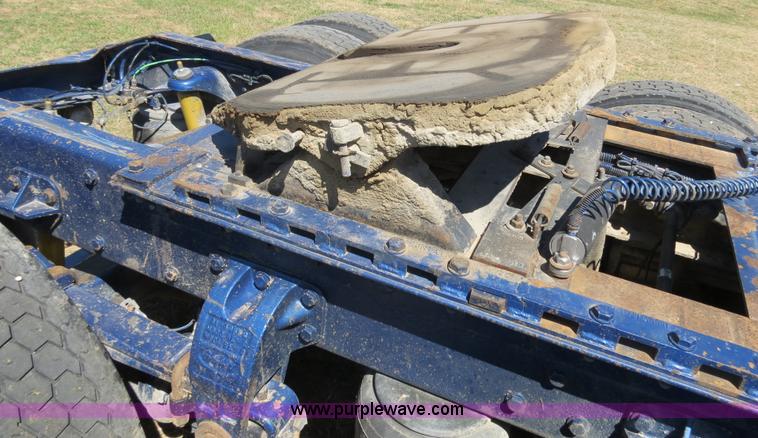 image for item B4662 1998 Peterbilt 377 semi truck