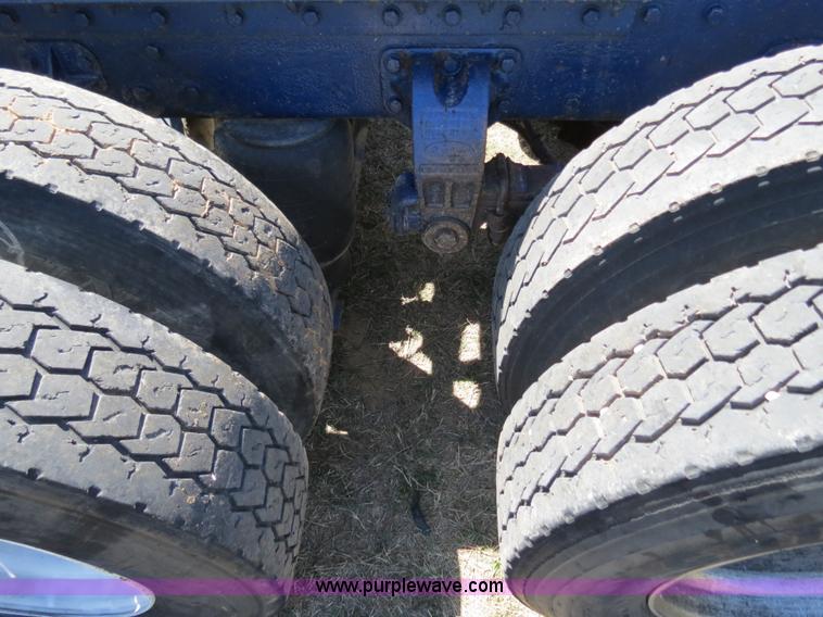 image for item B4662 1998 Peterbilt 377 semi truck