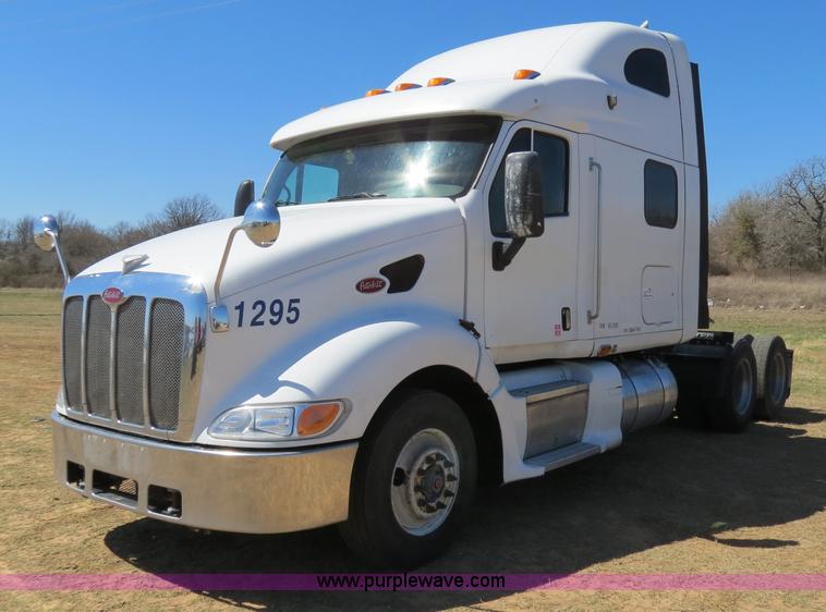 image for item B4663 2001 Peterbilt 387 semi truck