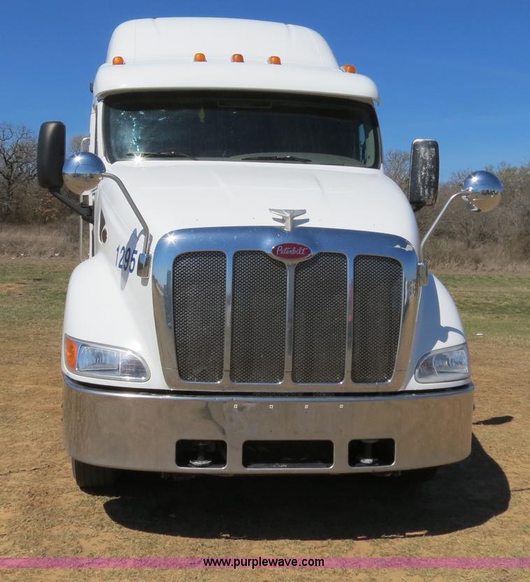 image for item B4663 2001 Peterbilt 387 semi truck