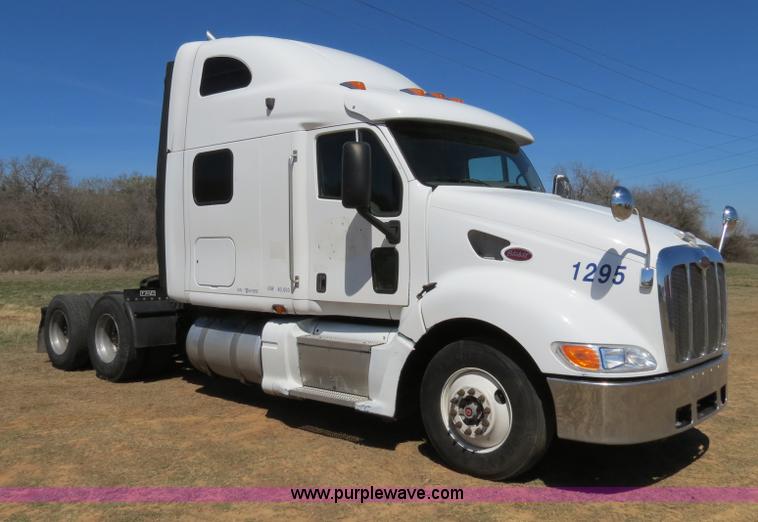 image for item B4663 2001 Peterbilt 387 semi truck