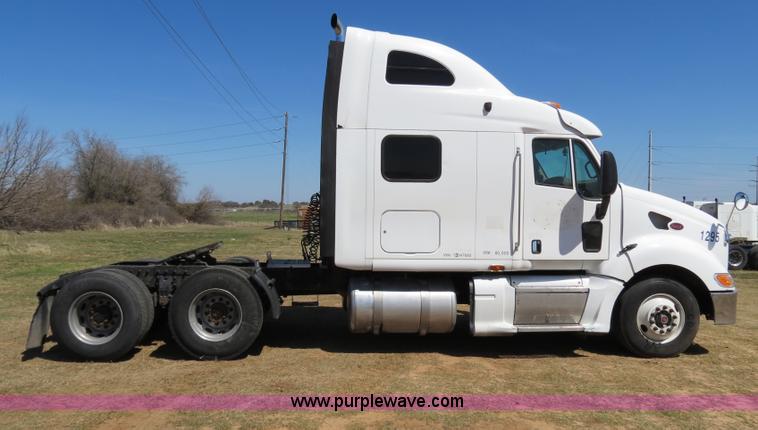 image for item B4663 2001 Peterbilt 387 semi truck