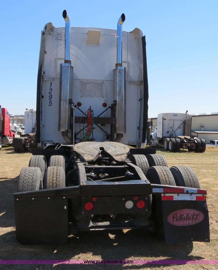 image for item B4663 2001 Peterbilt 387 semi truck