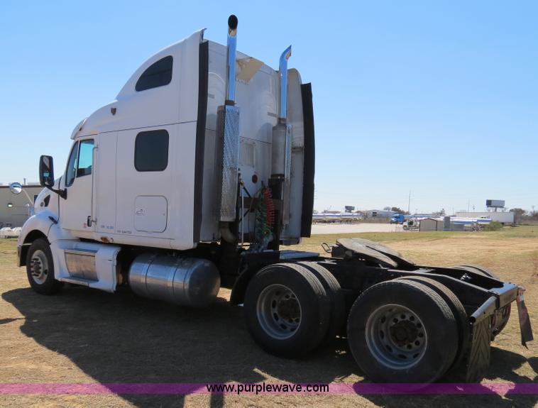 image for item B4663 2001 Peterbilt 387 semi truck