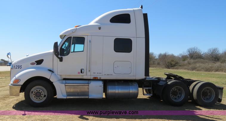 image for item B4663 2001 Peterbilt 387 semi truck